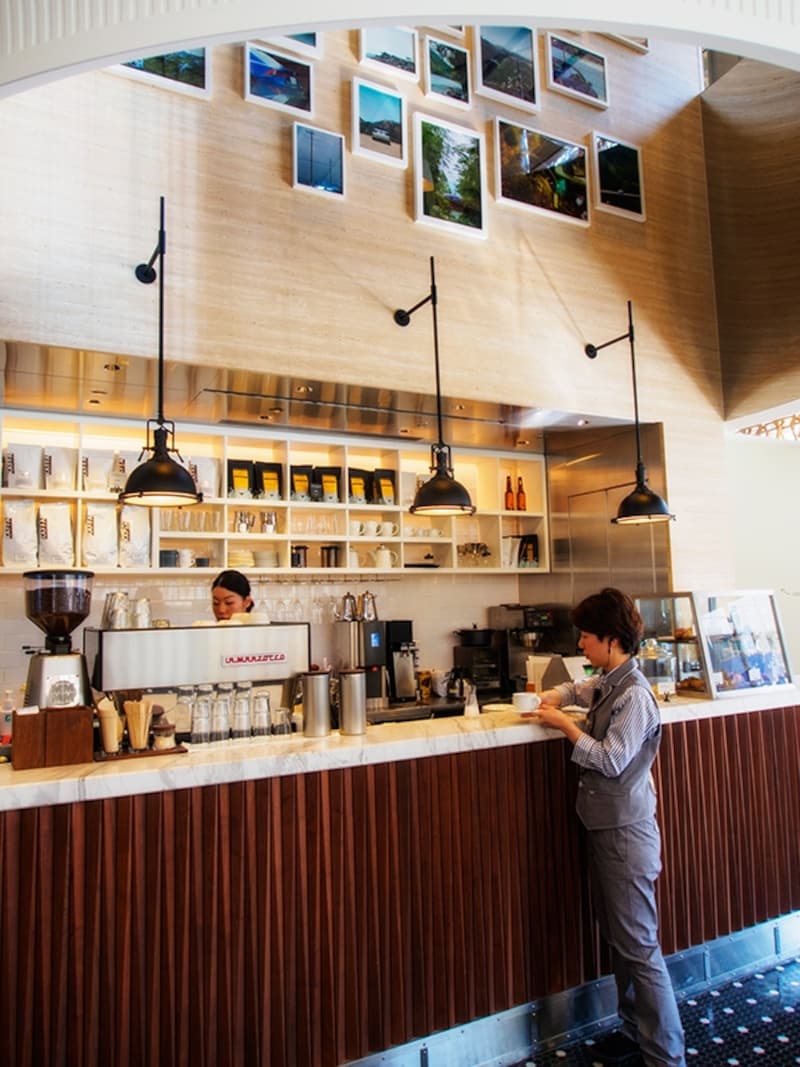 コーヒースタンド。まずカウンターで注文を。