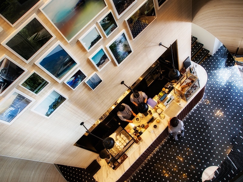 2階ラウンジの吹き抜けから眺める1階コーヒースタンド。