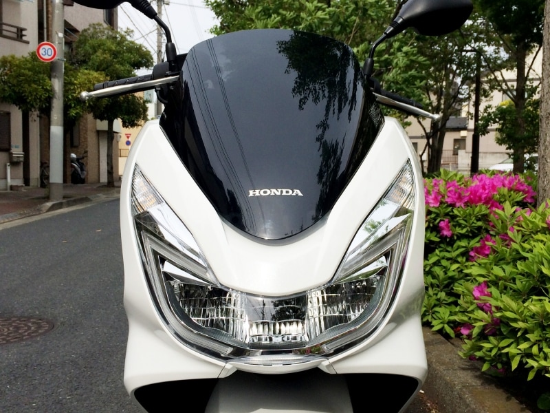 LEDヘッドライトを採用