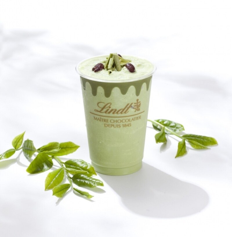 リンツ・ホワイトチョコレート抹茶アイスドリンク テイクアウト仕様 722円(税込)