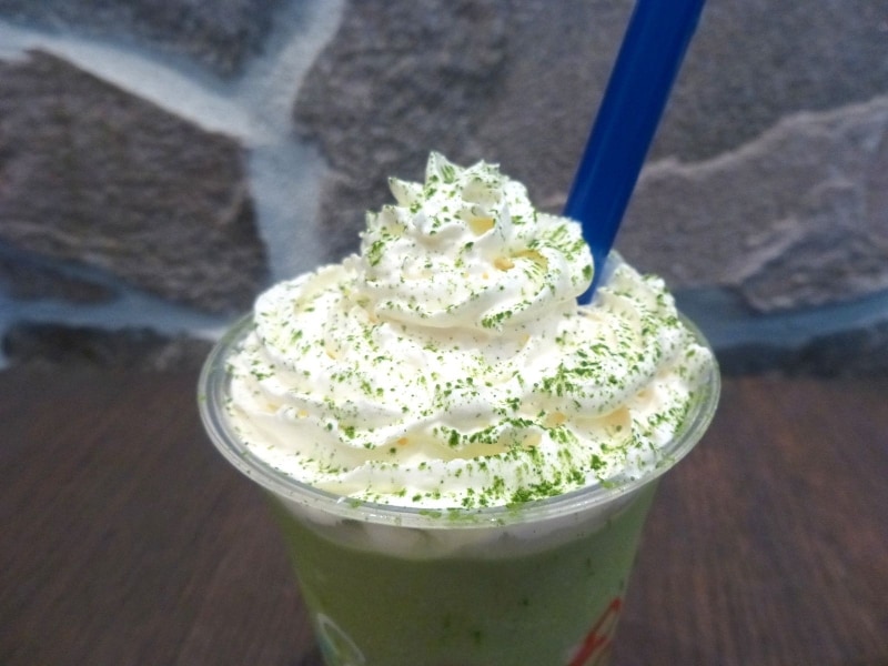 たっぷりのホイップに抹茶パウダー