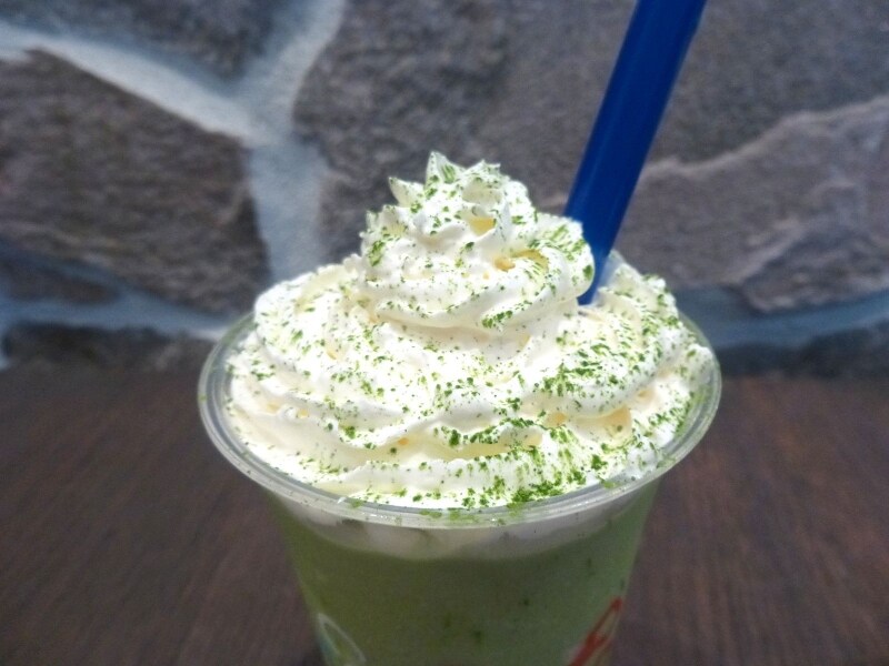 たっぷりのホイップに抹茶パウダー