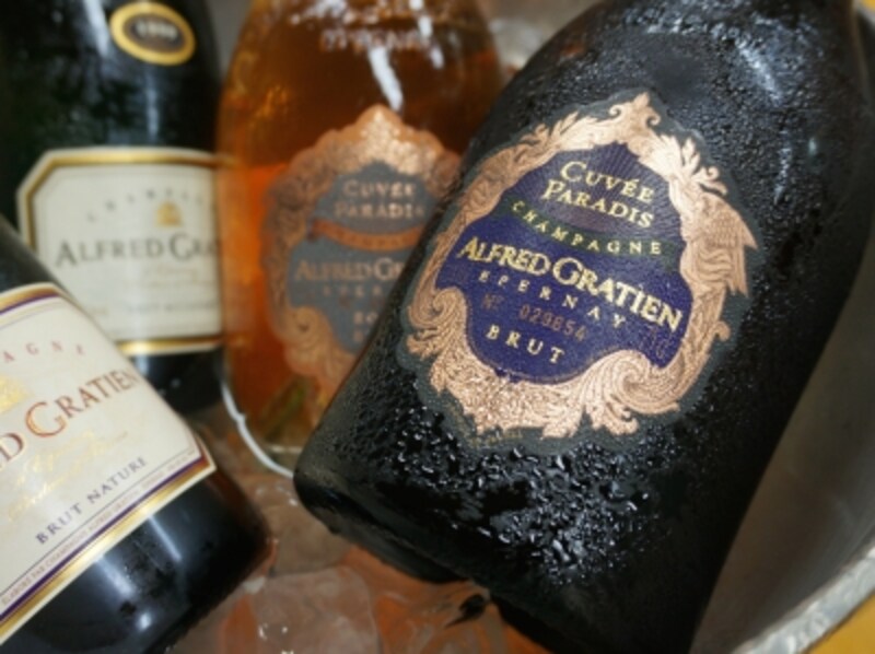 右のボトルがキュヴェ・パラディ