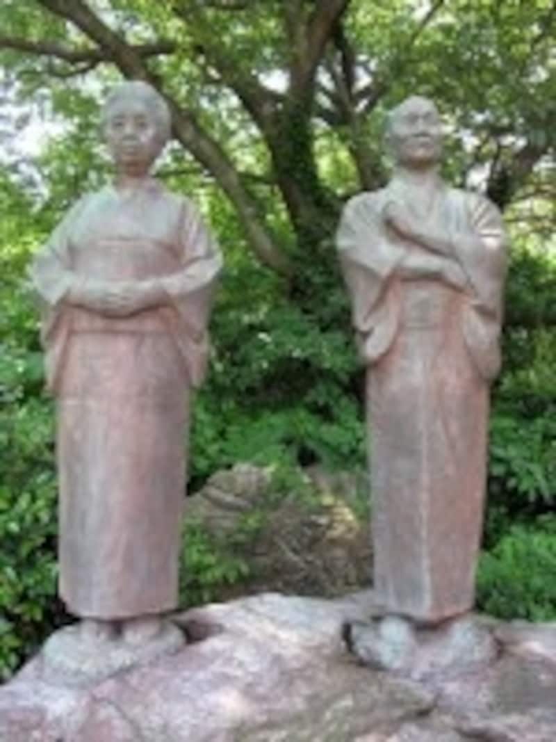 宇佐美翁夫妻の像