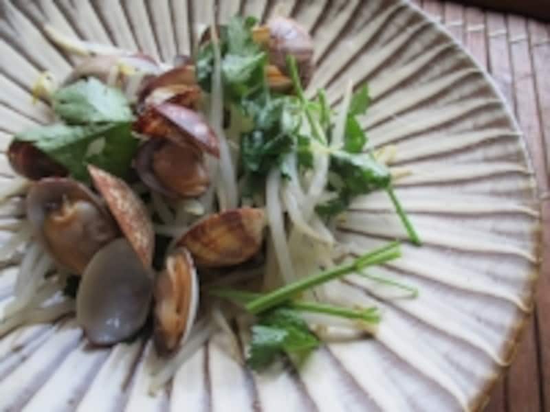 アサリのだしがしみたもやしも美味しい