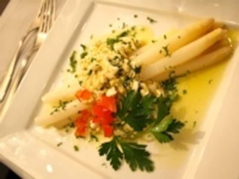 春の味覚の代表は白アスパラガス