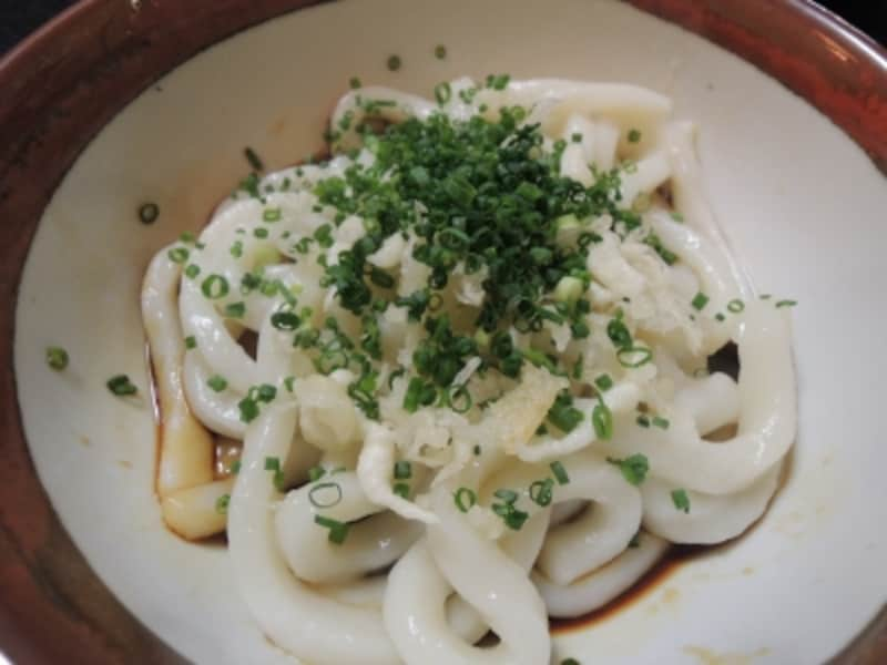 ふんわり極太麺に黒いタレ。ああ、魅惑の伊勢うどん！