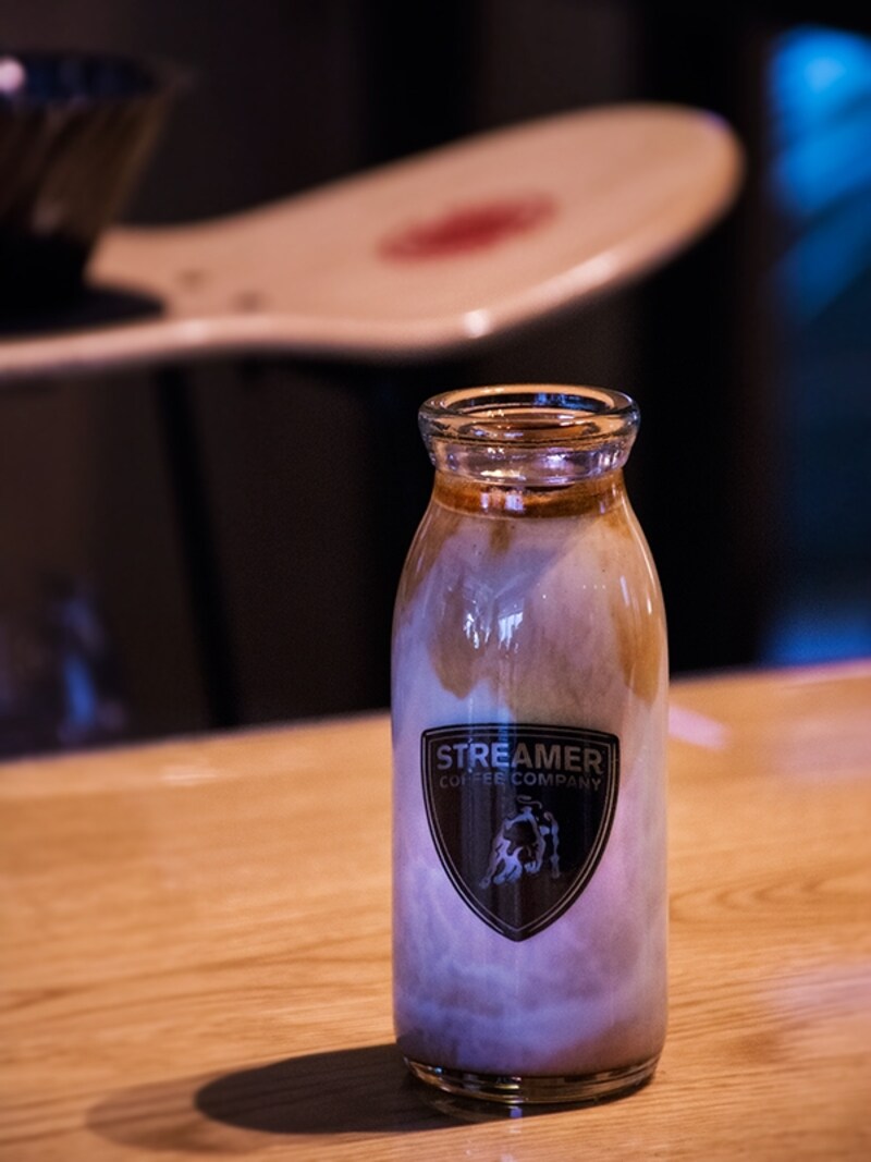 ストリーマー珈琲牛乳（600円）はエスプレッソとたっぷりのミルクに、コーヒーの花から集めた蜂蜜を加えて。