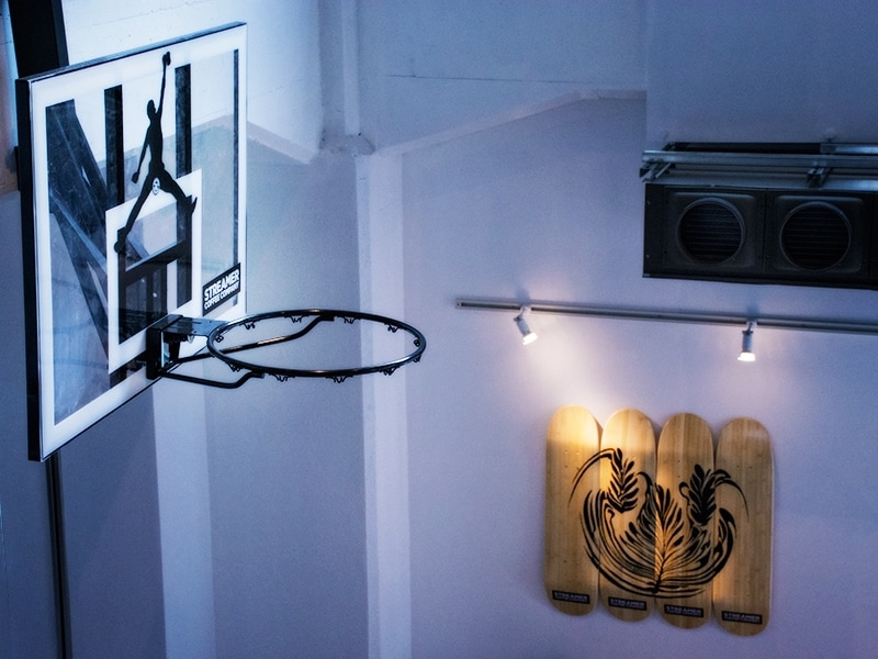 バスケットゴールもストリーマーコーヒーらしいアイテム。イラストの人物が手にしているのは、もちろんミルクピッチャー。