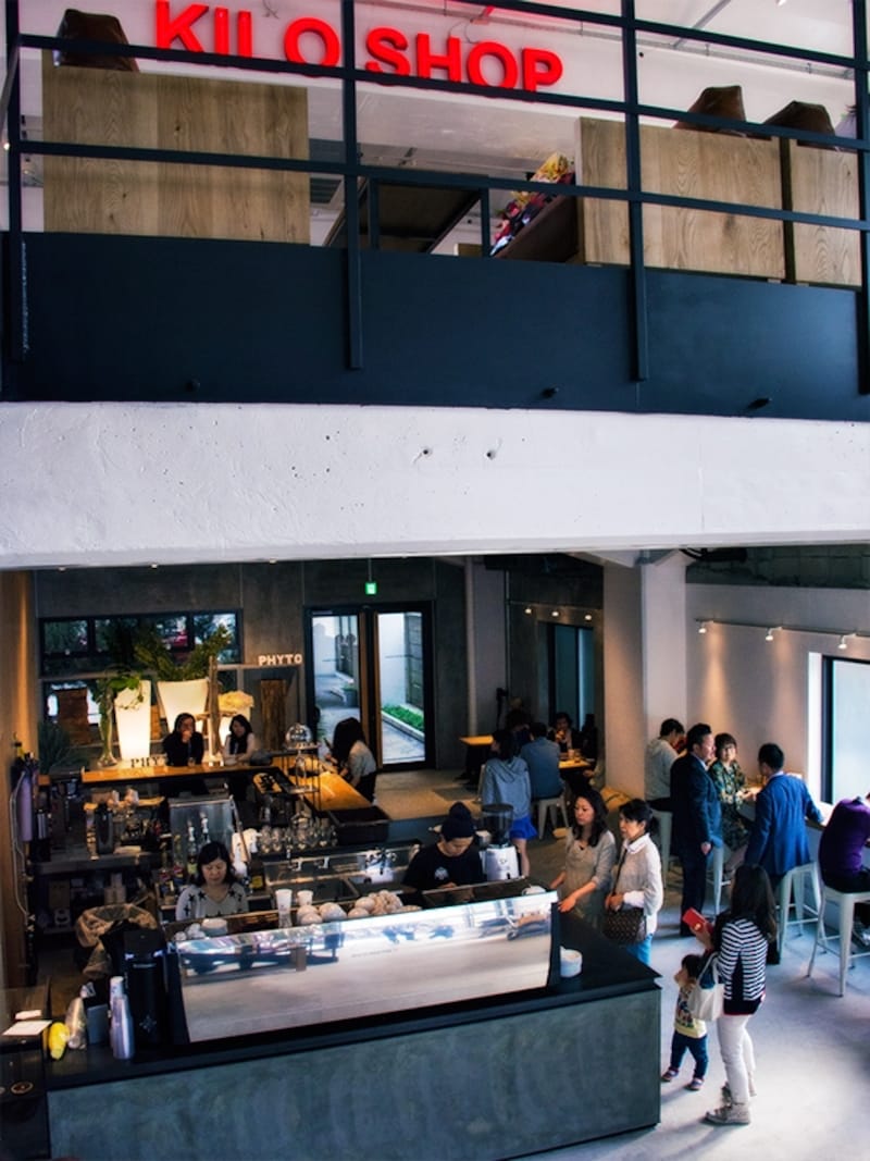 2階はフランスの古着店。