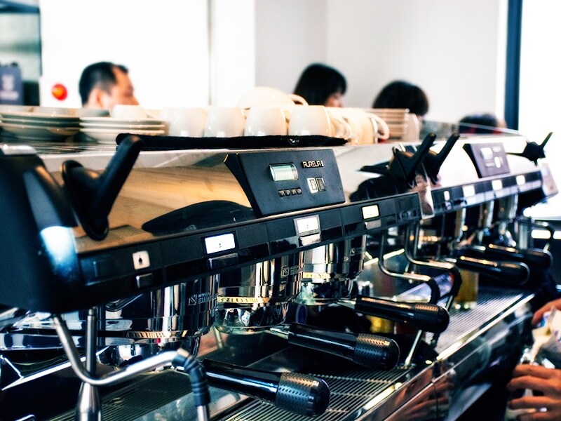 訓練を重ねたバリスタが繰るエスプレッソマシン。