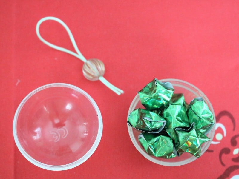 ラッキースターを空カプセルに8~10個詰めます。