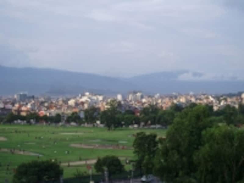 雲が低く垂れ込めるカトマンズ