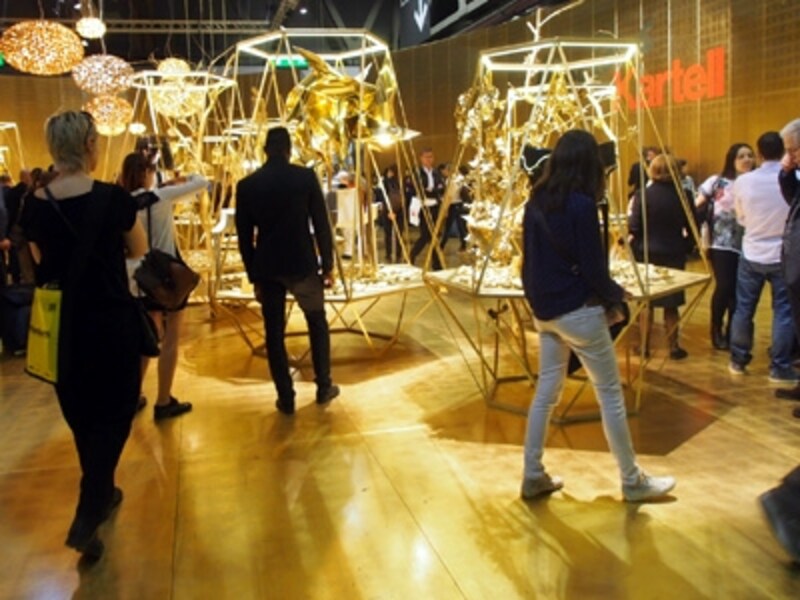 Kartellのブースは、床から壁までゴールド