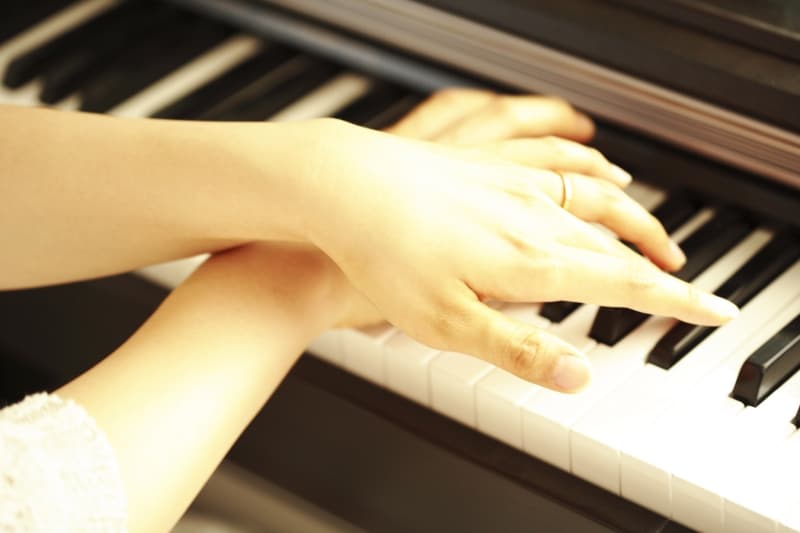 鍵盤と手の写真