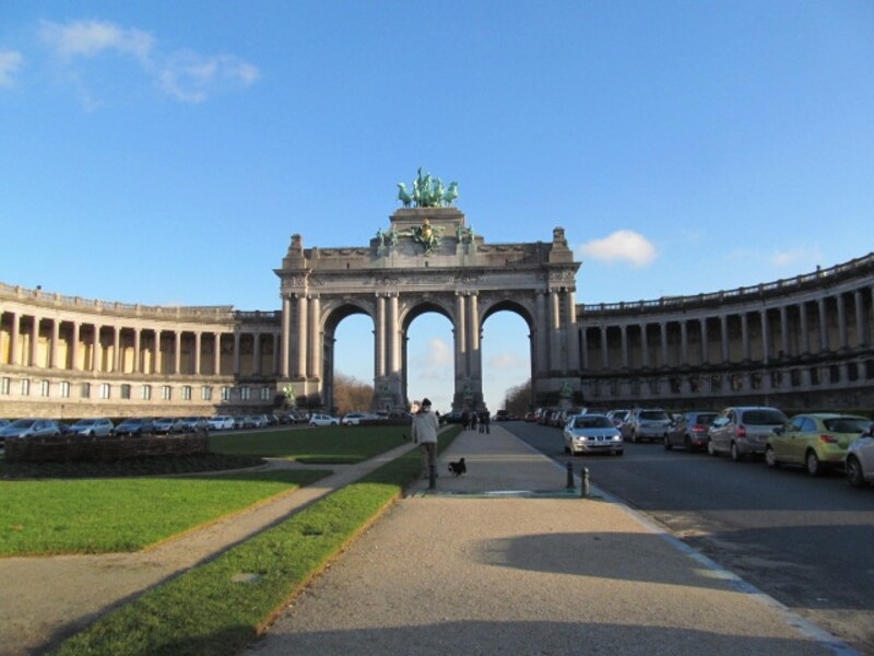 広大な公園に囲まれ、博物館群もある