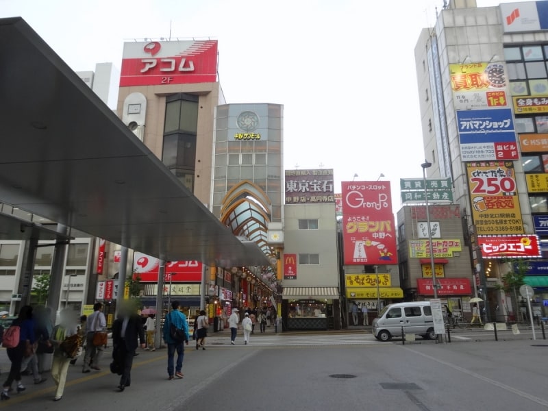 以前はなかったが、改札から中野サンモール入口まで屋根ができていた。