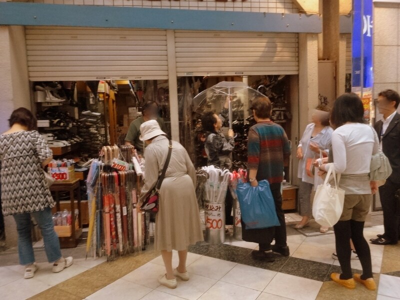 ビニール傘が飛ぶように売れていた