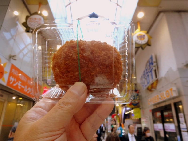 さすがに歩きながらコロッケを食べている人はいない