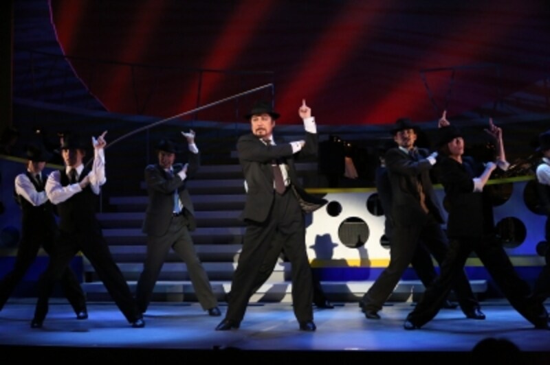 『キャッチ・ミー・イフ・ユー・キャン』写真提供：東宝演劇部