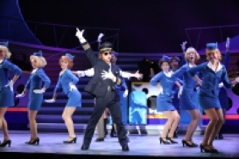 『キャッチ・ミー・イフ・ユー・キャン』写真提供：東宝演劇部