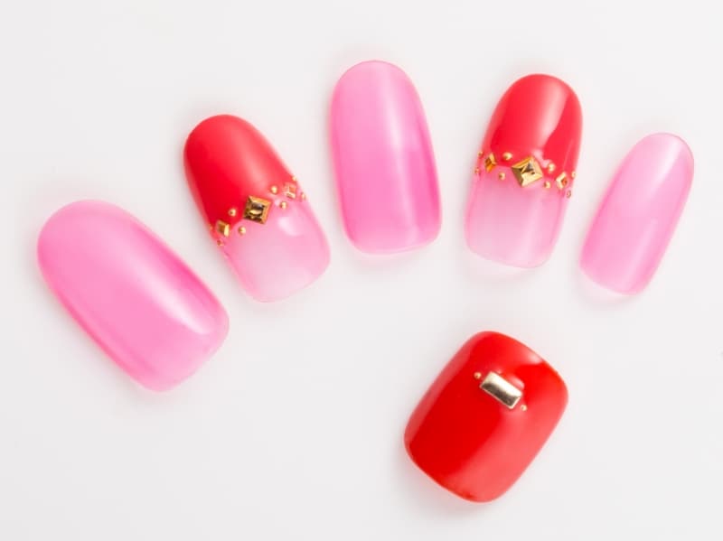 ゴールドのスタッズでゴージャスに