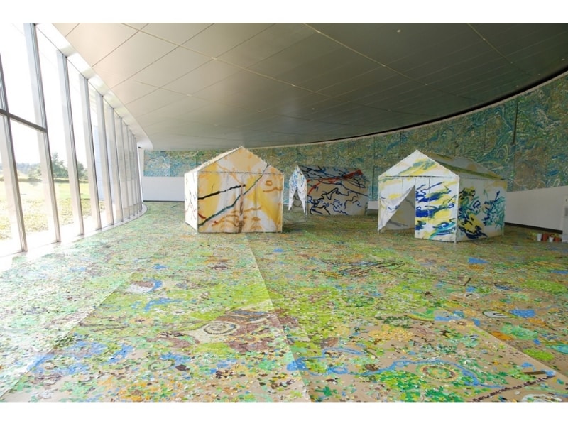 「エコ＆アート展」（2009年）よりundefined日比野克彦《DNA PLAIN》段ボール、紙、テント