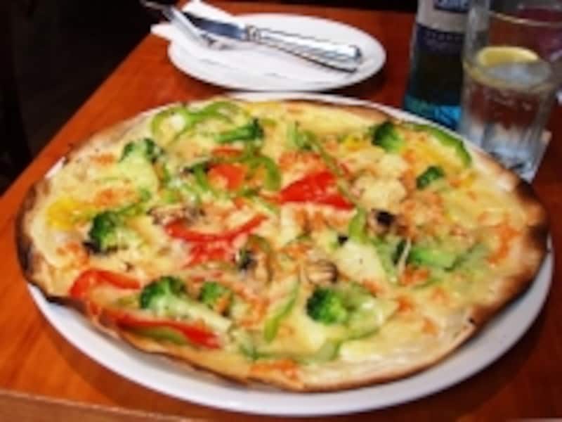 フラムクーヘンは極薄生地のピザといった感じ