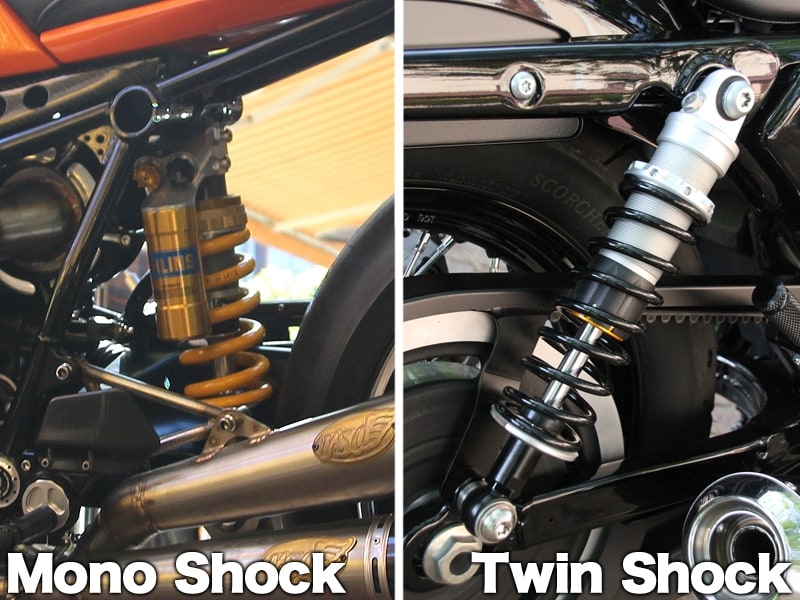 左側が一本型のモノショック、右側が左右に一本ずつ備えられるツインショック
