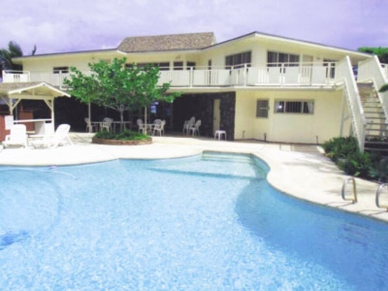 カイルアの海沿いにある8ベッドルームの「水辺の大きな家」