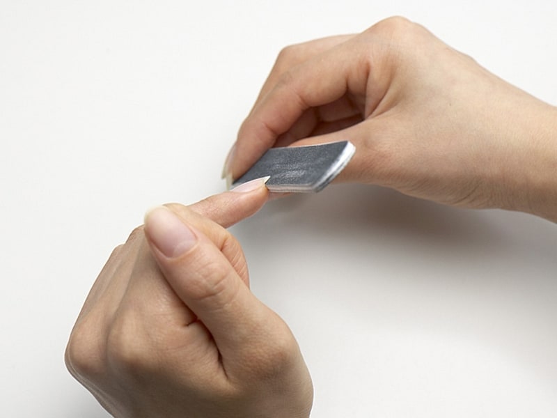 爪の形によってネイルファイルを当てる角度が違います