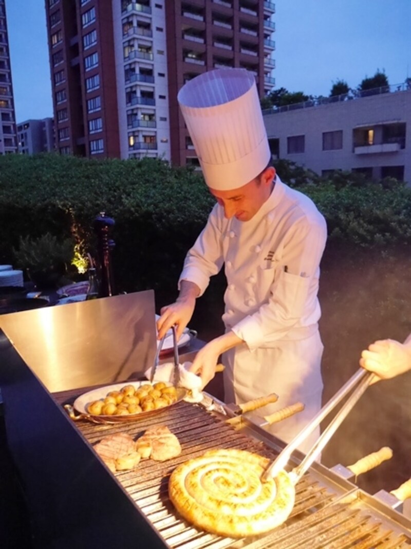 シェフ自らテラス席でBBQ
