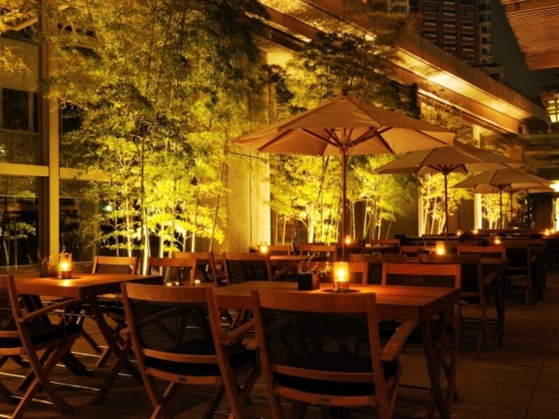 『オーク ドア』のテラス席