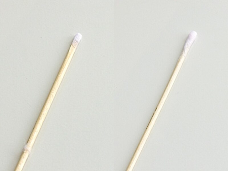 （左）薄めに巻いたコットンスティック、（右）厚めに巻いたコットンスティック