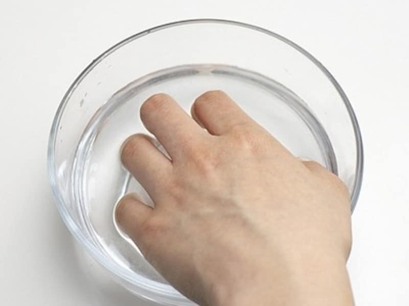 甘皮・ルーズスキンのお手入れ方法2:指先をお湯につけて甘皮を柔らかくする