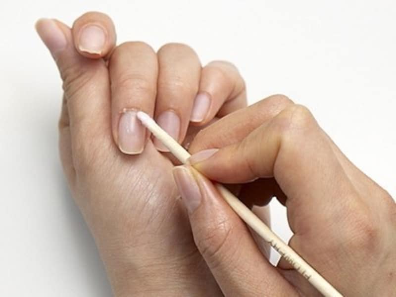 甘皮・ルーズスキンのお手入れ方法3:コットンスティックで甘皮を押し上げる