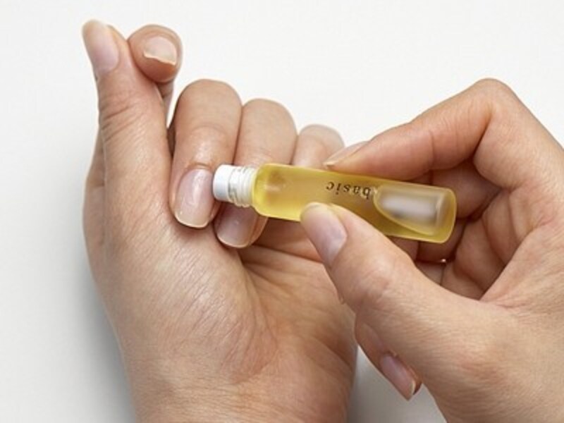 甘皮・ルーズスキンのお手入れ方法6:爪の根元にネイルオイルをつける