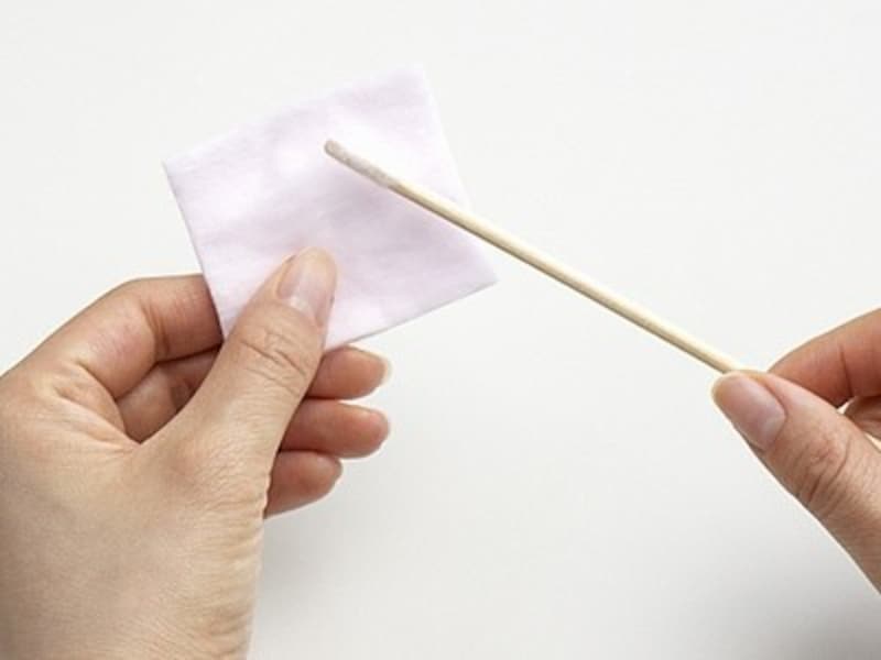 コットンスティックの作り方1:ウッドスティックでコットンをすくい上げる