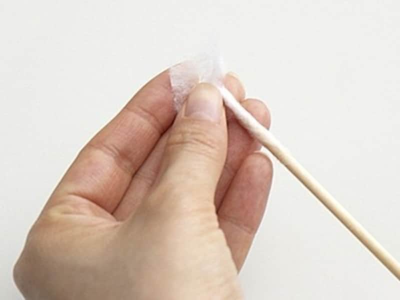 コットンスティックの作り方2:スティックにコットンをくるくると巻きつけて指で押さえる