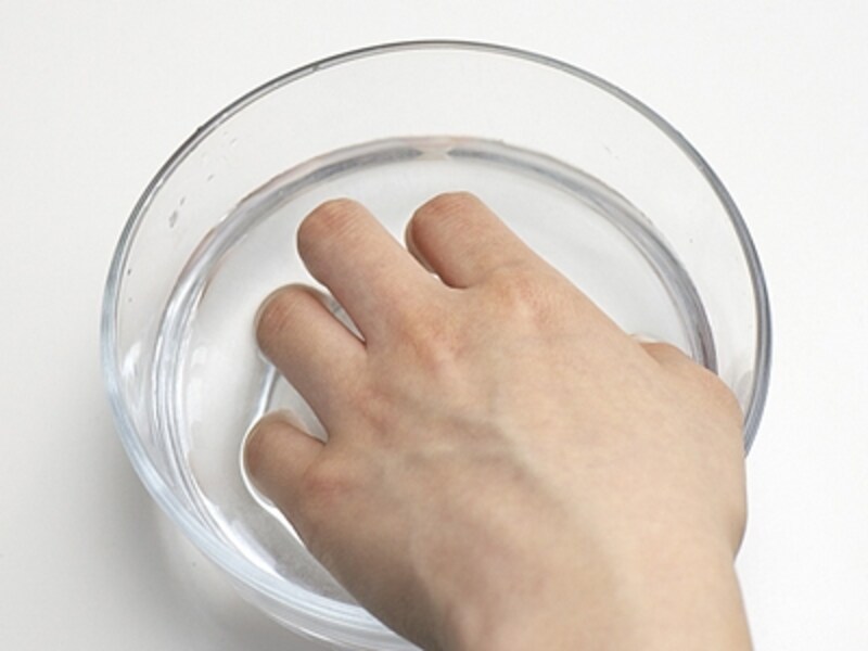 甘皮・ルーズスキンのお手入れ方法2：指先をお湯につけて甘皮を柔らかくする