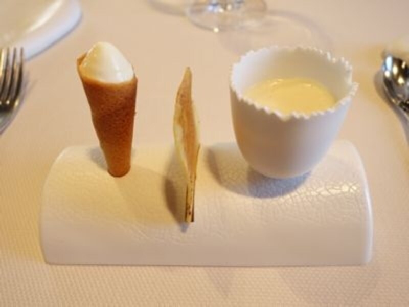 島の名産ジャガ芋の前菜。左からアイスコーン、チップス、温かいムース。