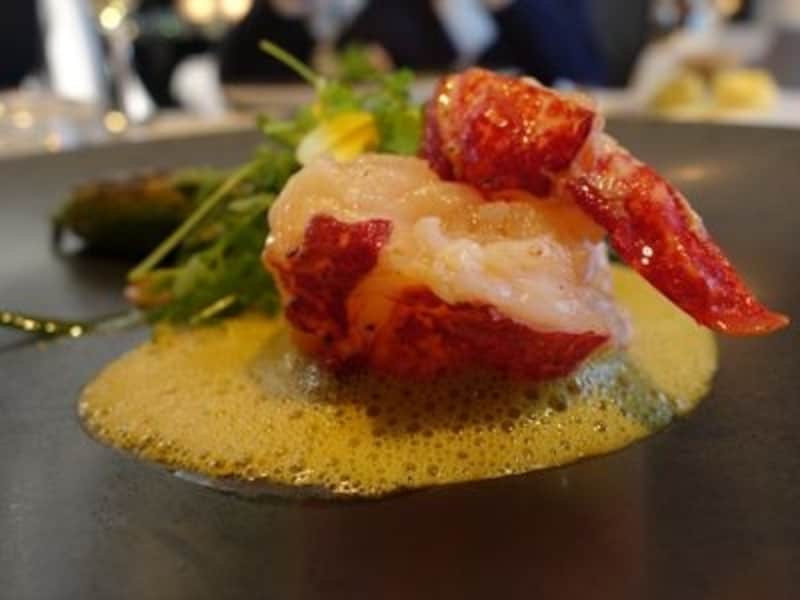 自慢の一品はオマール海老。火入れが絶妙で、何とも言えない甘さと心地よい食感!