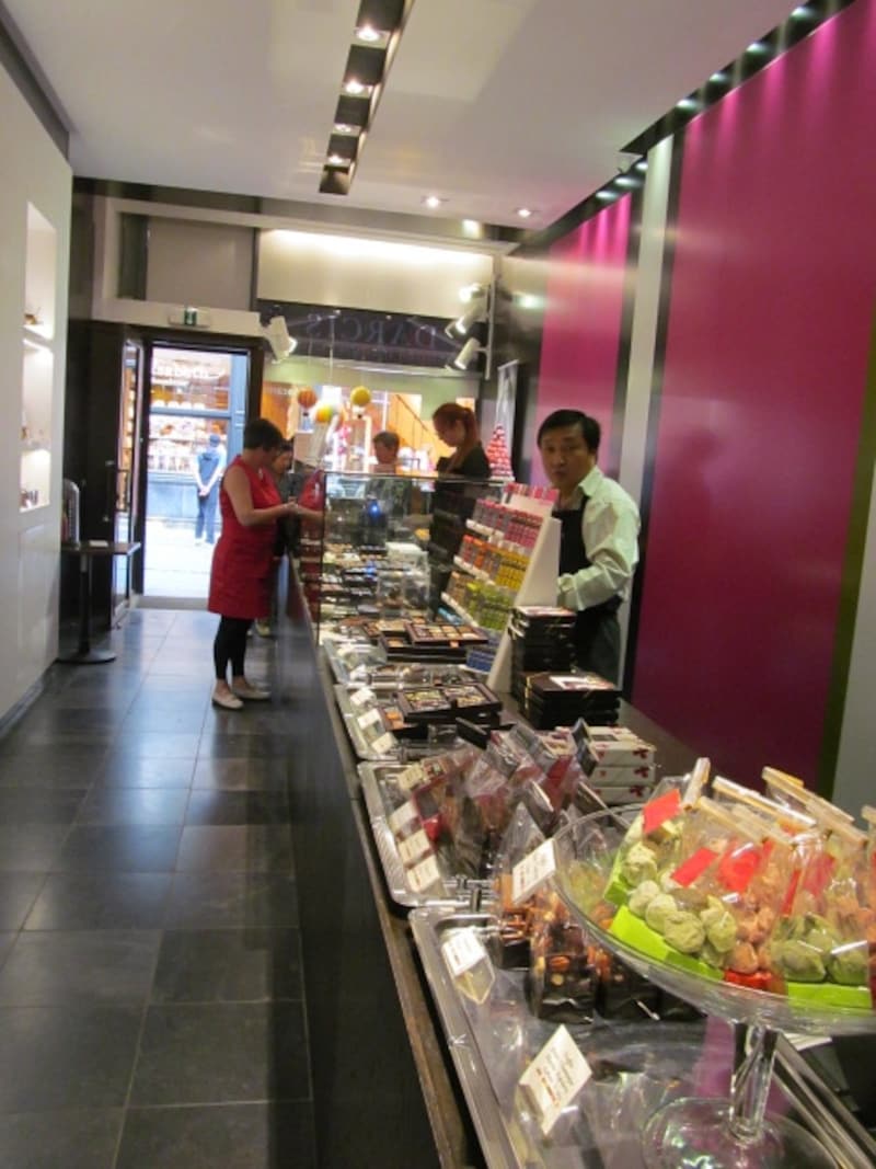 店内は喫茶になっていて、味見もできる