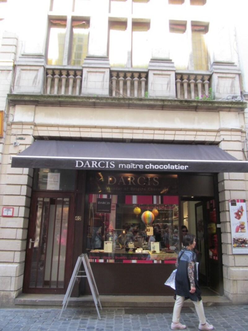 多くのチョコレート店と軒を並べる