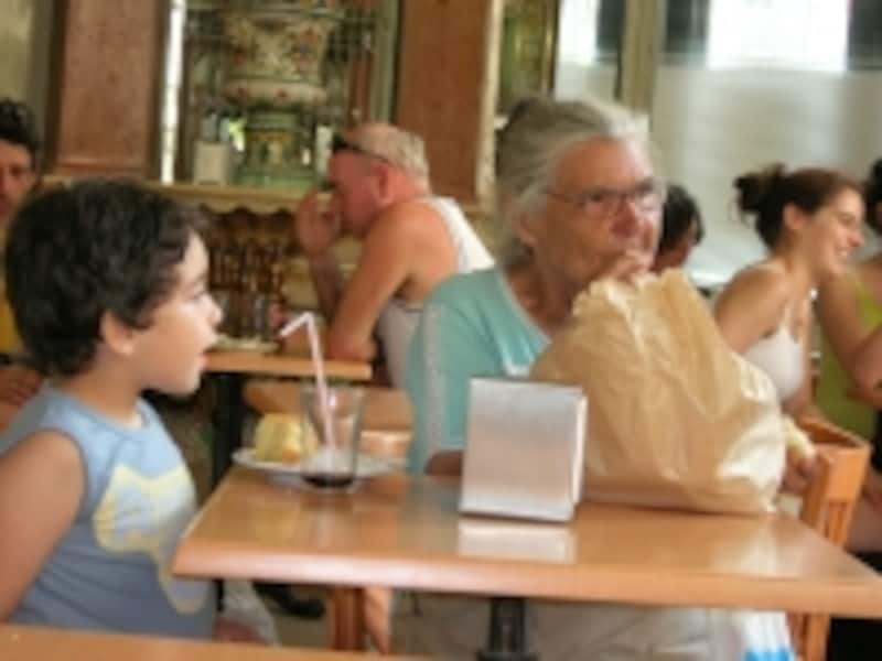 パンを食べる老女と孫