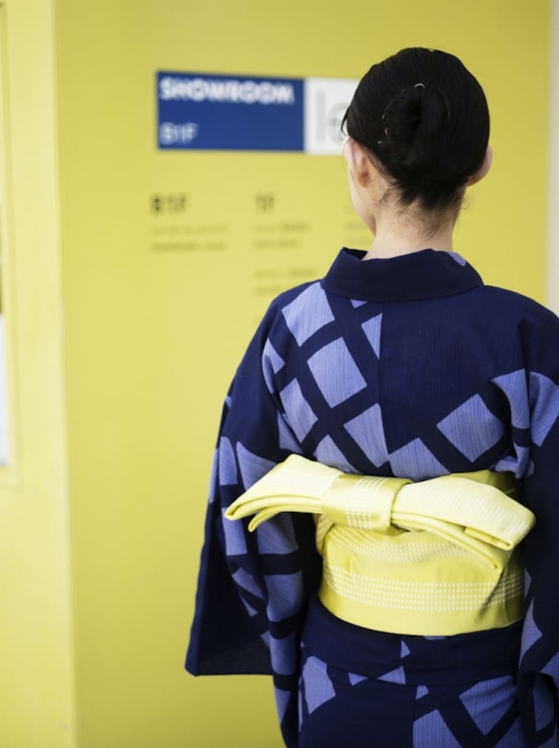 2014年awaiオリジナル浴衣と半幅帯の浴衣コーディネート(後姿) 浴衣:70,000円(税別/仕立込)undefined長尺半幅帯:23,000円(税別/仕立済)