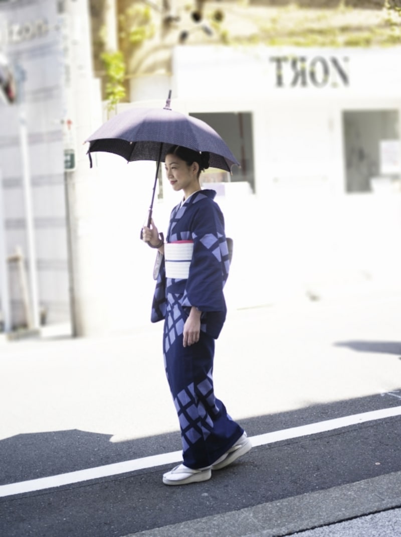 2014年awaiオリジナル浴衣と名古屋帯で着物風の浴衣コーディネート（全身） 浴衣：70,000円(税別/仕立込)　名古屋帯：100,000円(税別/仕立済)