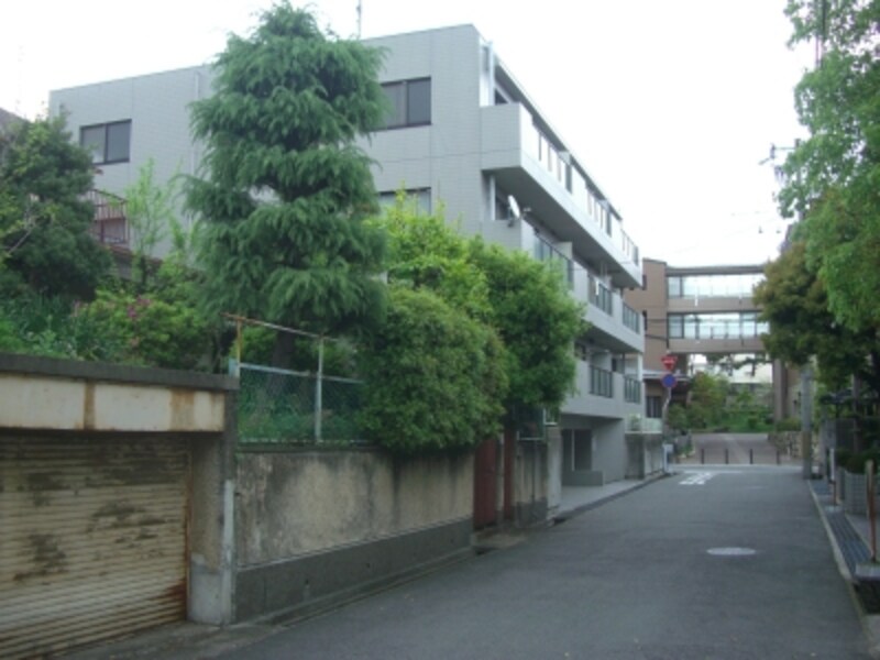 岡本とは住吉川を隔てるもののすぐ近くの場所。JR住吉駅迄徒歩約5分の好立地。