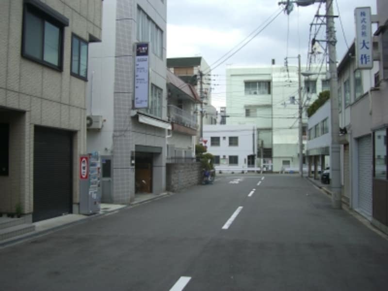 自宅営業の事務所なども多く、全くの住宅地とは言い難い