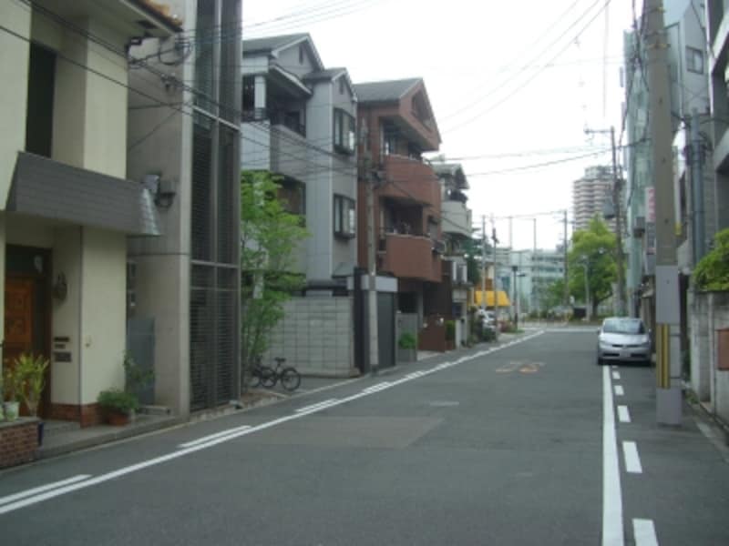 岡本・住吉等と違い、間口の狭い3階建て住宅が並ぶ「庶民的」な街並み